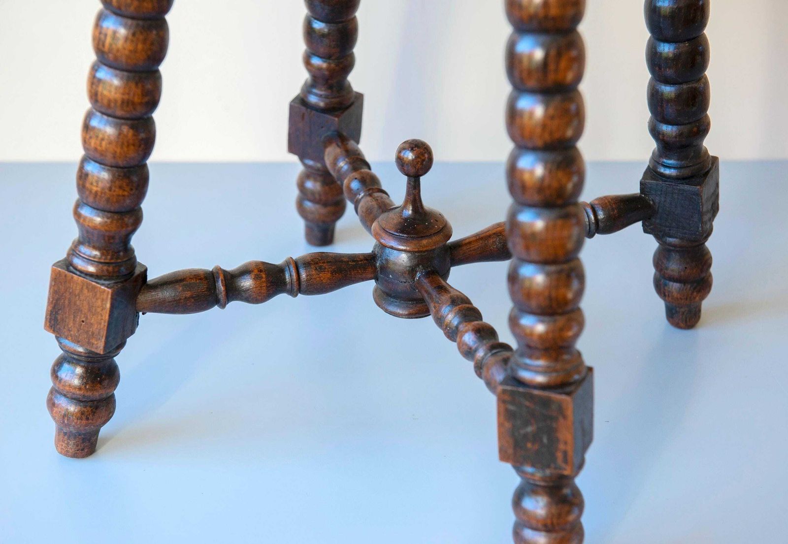 Table d'appoint d'époque en chêne sculpté à la main, tabouret brun foncé à pieds bobines, XIXe siècle, porte-plante carré, table d'appoint rustique en bois photo vinterior