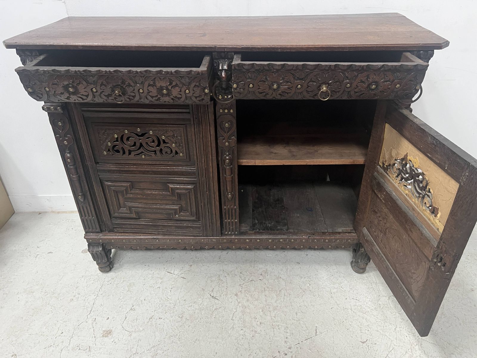 photo furniture Renaissance Style Sideboard In Solid Oak, 18th Century