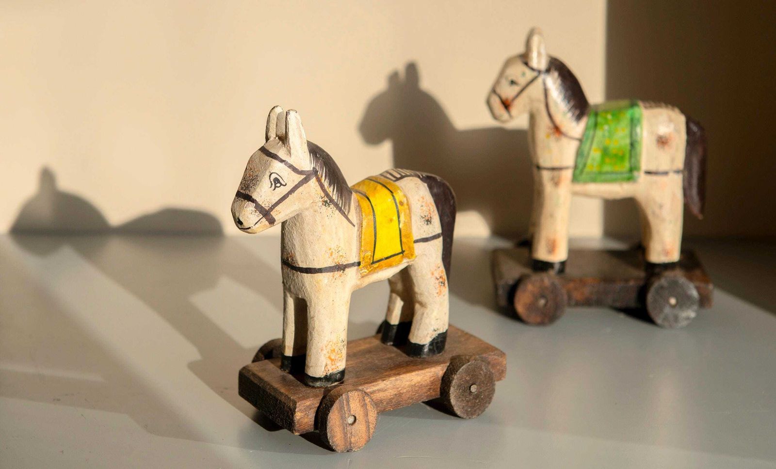 photo for sale Chevaux en bois indiens, statuettes de chevaux folk sur roulettes, lot de 2 figurines de poneys décoratives, décoration bohème