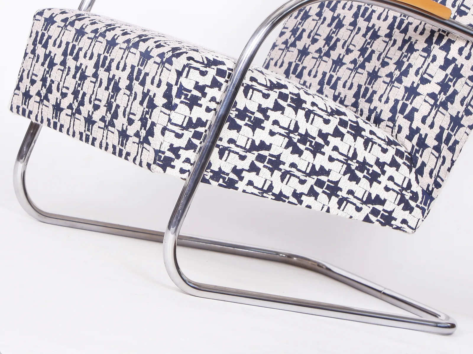 photo furniture 2 Tubular Steel Lounge Chairs With Foot Stool By Mücke Melder 1930s
