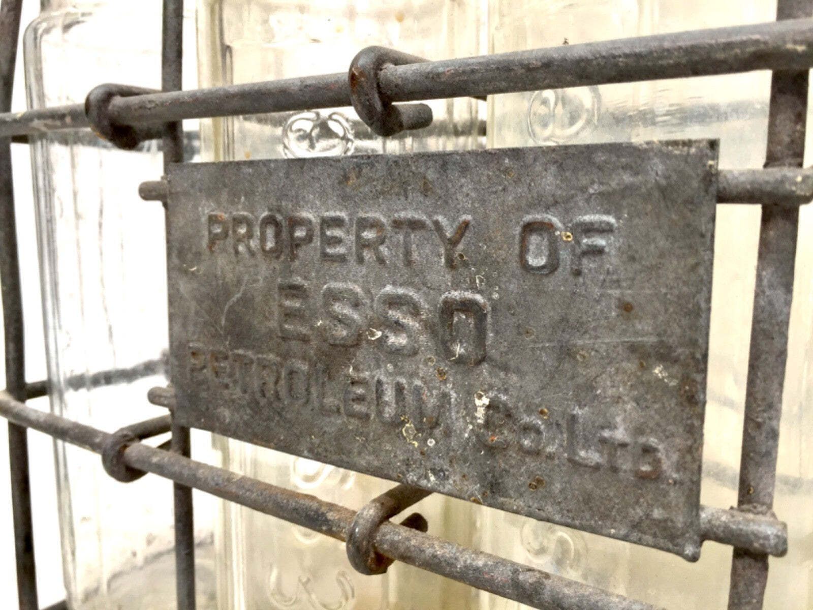 photo vinterior Antique Advertising Esso Extra Motor Oil Pint Bottles In Original Crate C.1940