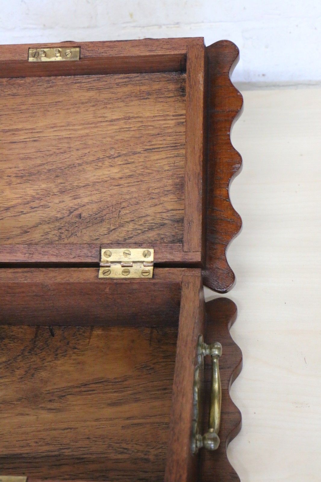 photo vinterior Antique Carved Box Mahogany Hinged + Lock Beautiful Design Arts & Crafts Period