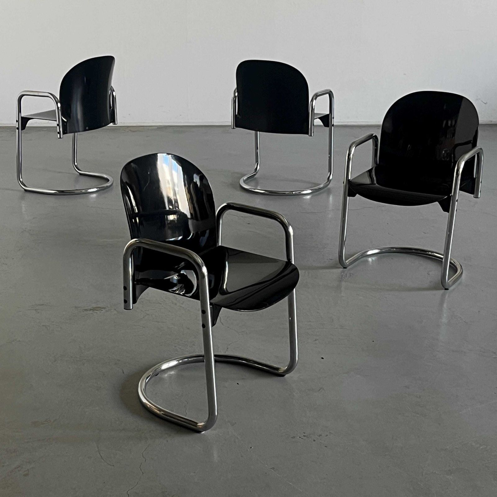 Set Of 4 'Dialogo Dessau' Cantilever Dining Chairs By Afra And Tobia Scarpa For B&B Italia, 1970s Italy