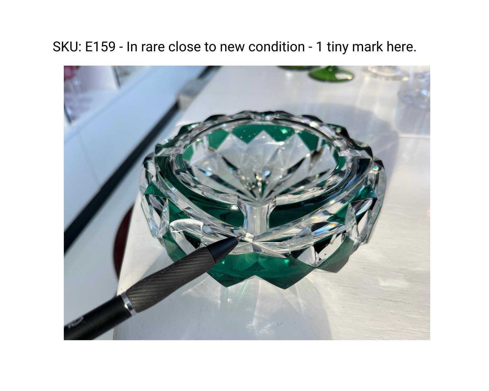 photo furniture Val Saint Lambert Ashtray | 1 Stuk | Groen Geslepen Kristal | Gesigneerd