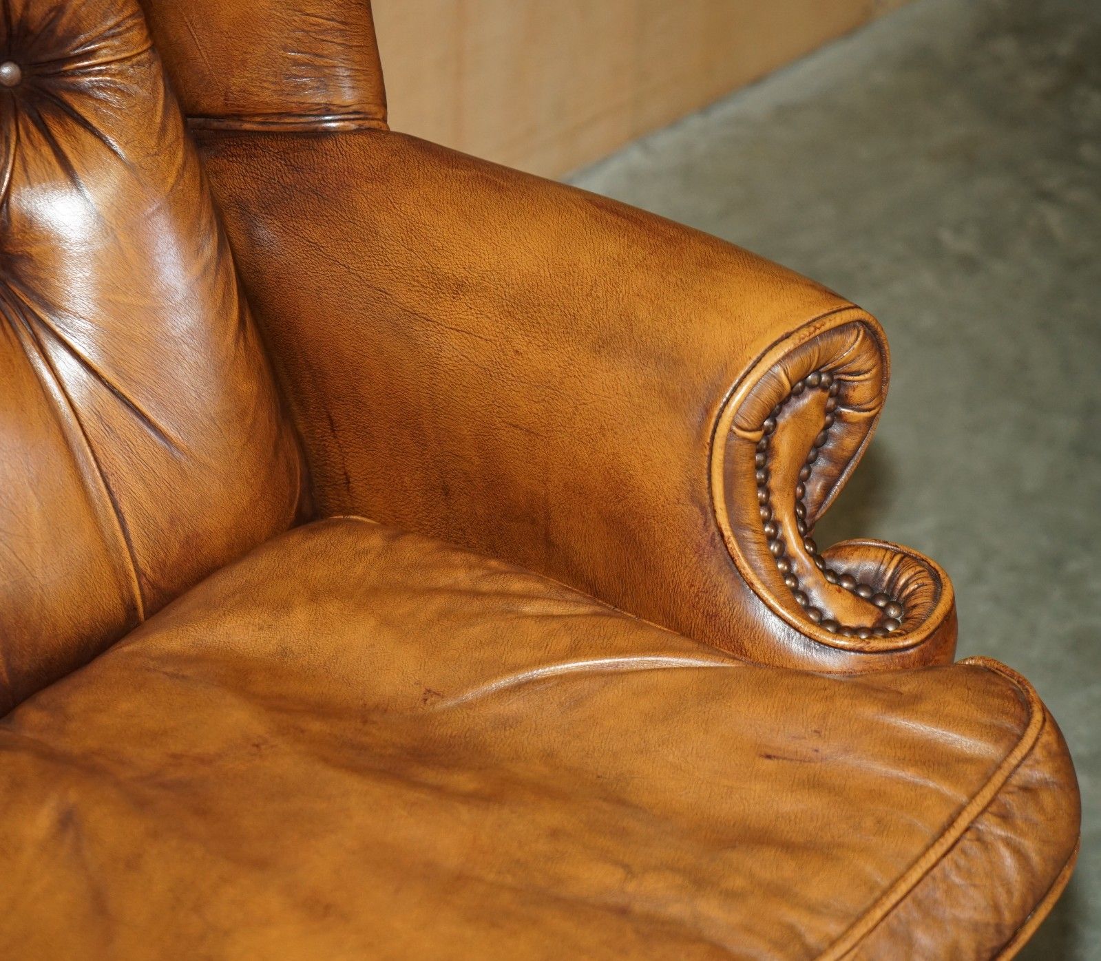 photo furniture Lovely Vintage Brown Leather Chesterfield Tufted Wingback Captains Armchair