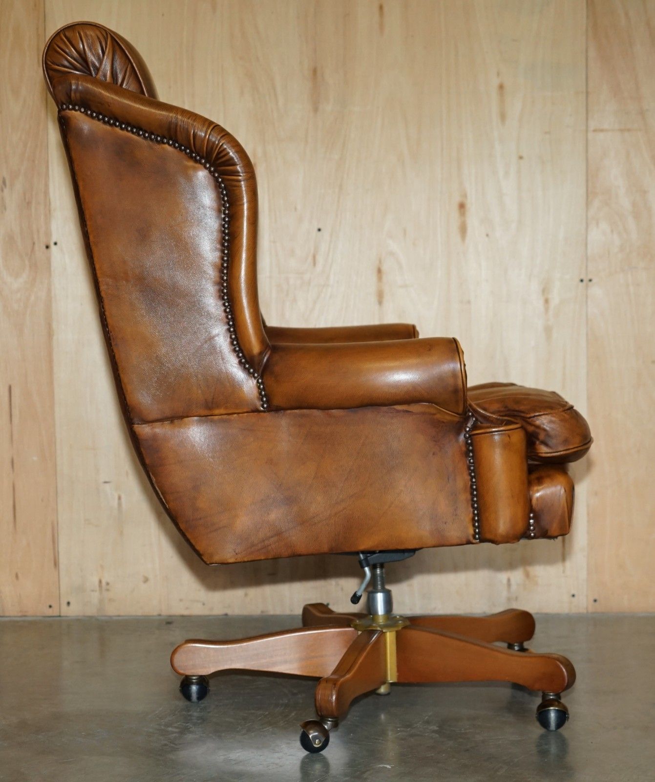 photo vintage Lovely Vintage Brown Leather Chesterfield Tufted Wingback Captains Armchair