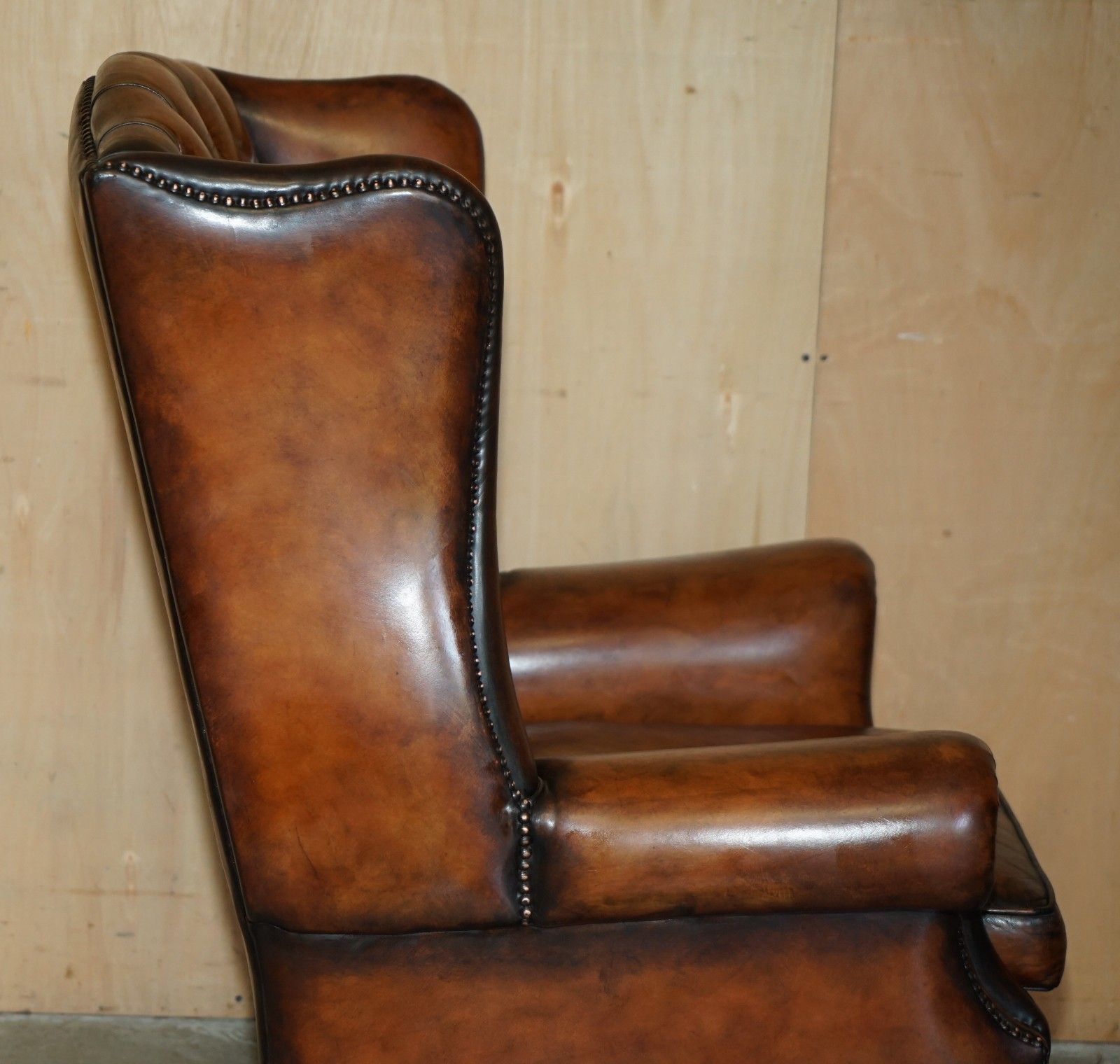 photo vintage Comfortable Restored Whiskey Brown Leather Tufted Chesterfield Wingback Armchair
