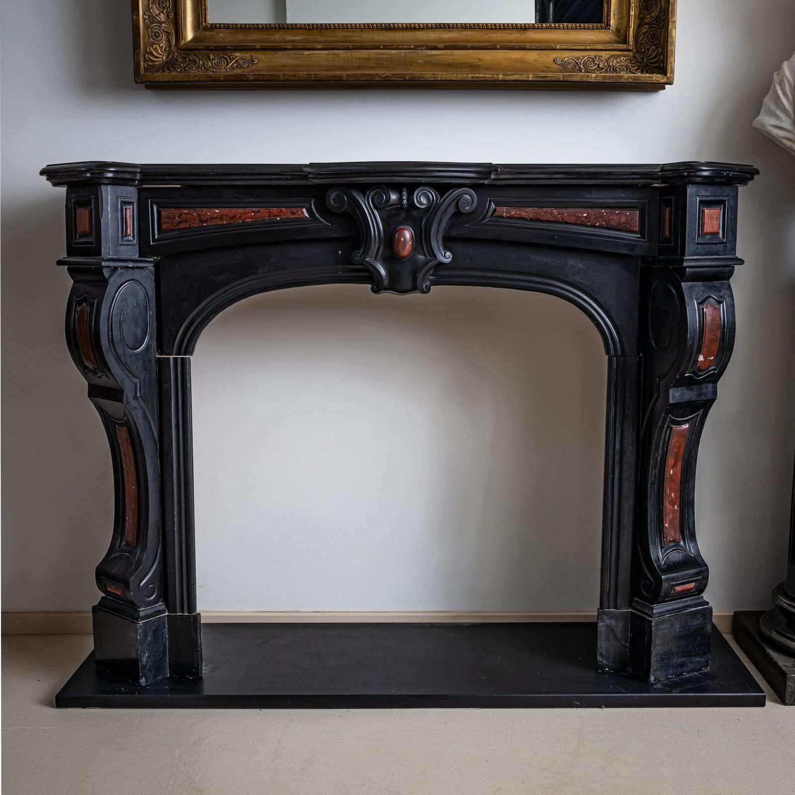 Schouwtableau In Zwarte Steen, Frankrijk, 19e Eeuw photo Bouwonderdelen