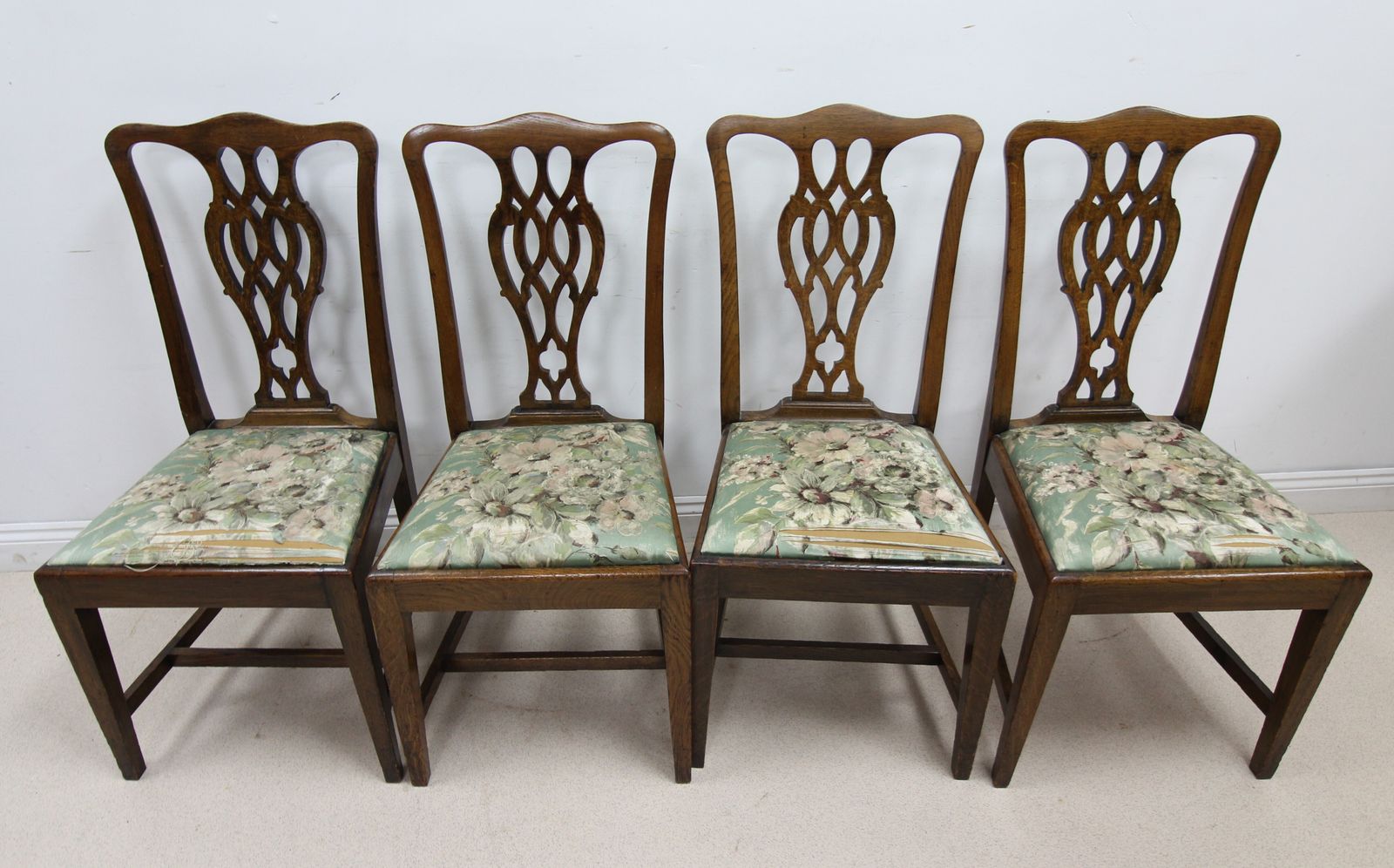 photo vintage Set Of 8 Vintage Chippendale Style Dining Or Occasional Chairs
