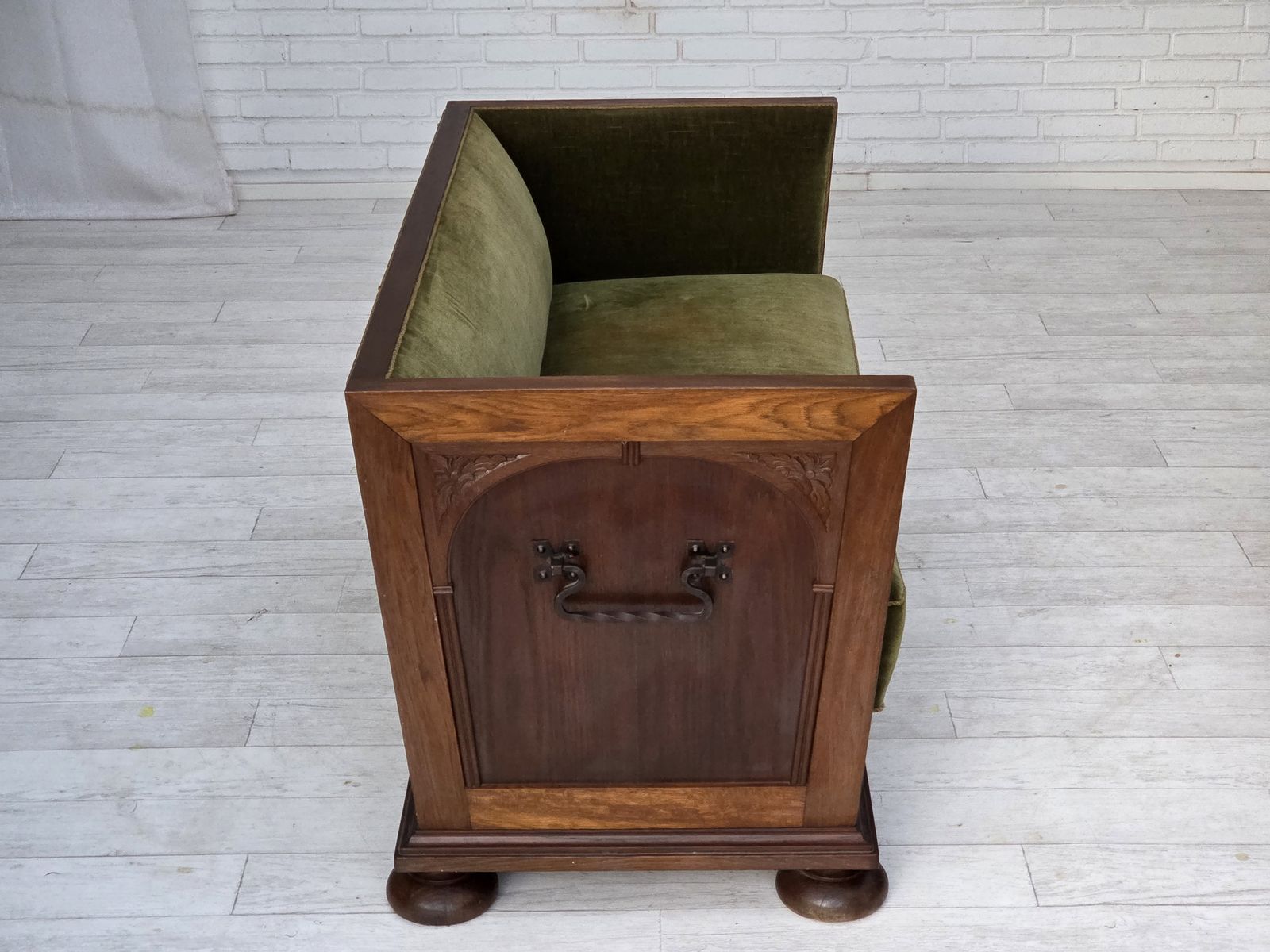 photo vinterior 1950s, Danish 2 Seater Sofa, Original Green Furniture Velour, Oak Wood.