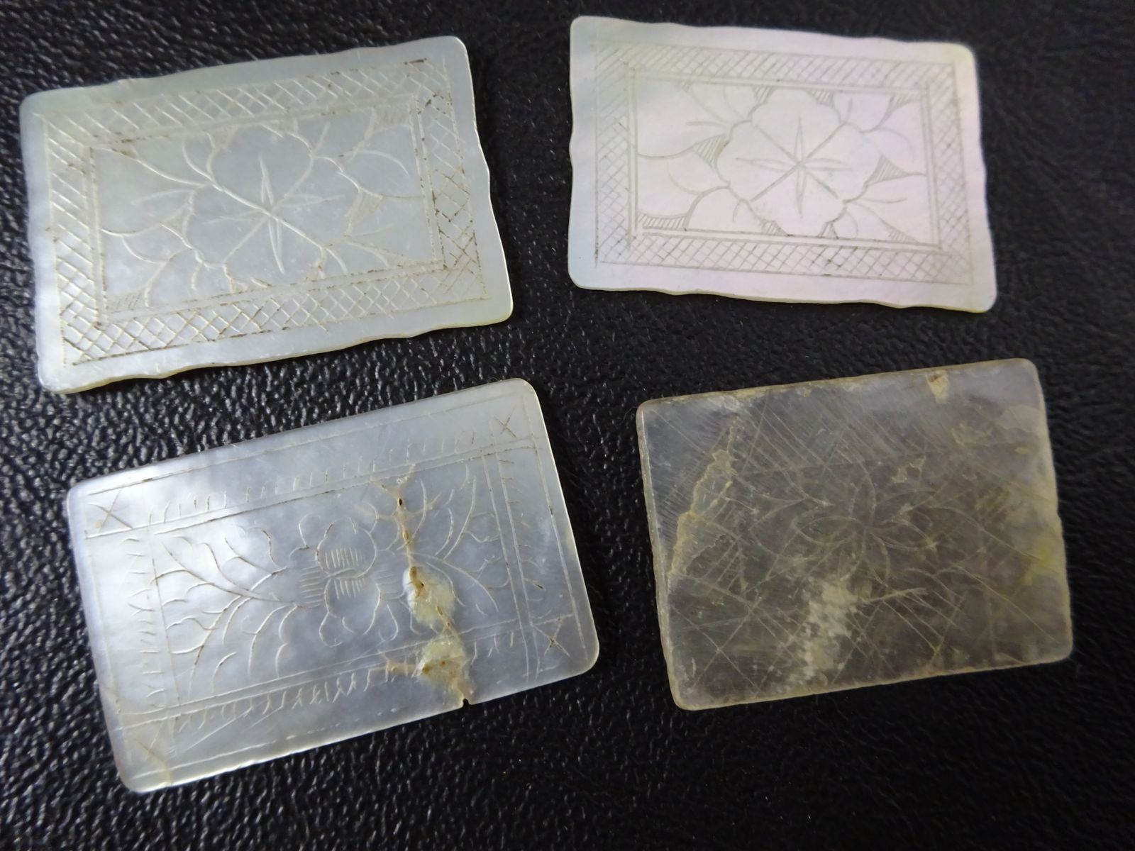 photo vintage 30 Antique Mother Of Pearl Chequer Counters