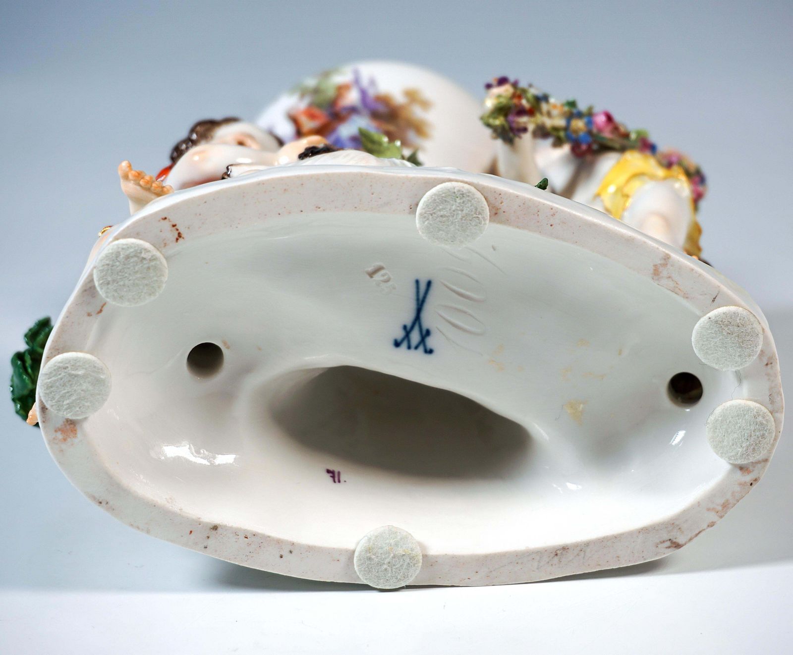 photo vinterior Meissen Cupid Group With Dog And Potpourri, By J.J. Kaendler, Germany, Ca 1870