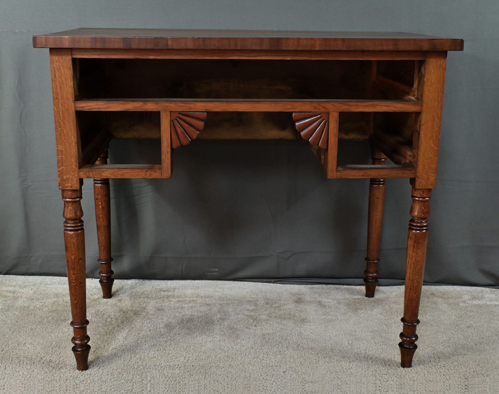 photo vintage Small Oak Desk, Victorian Period, England – Late 19th Century