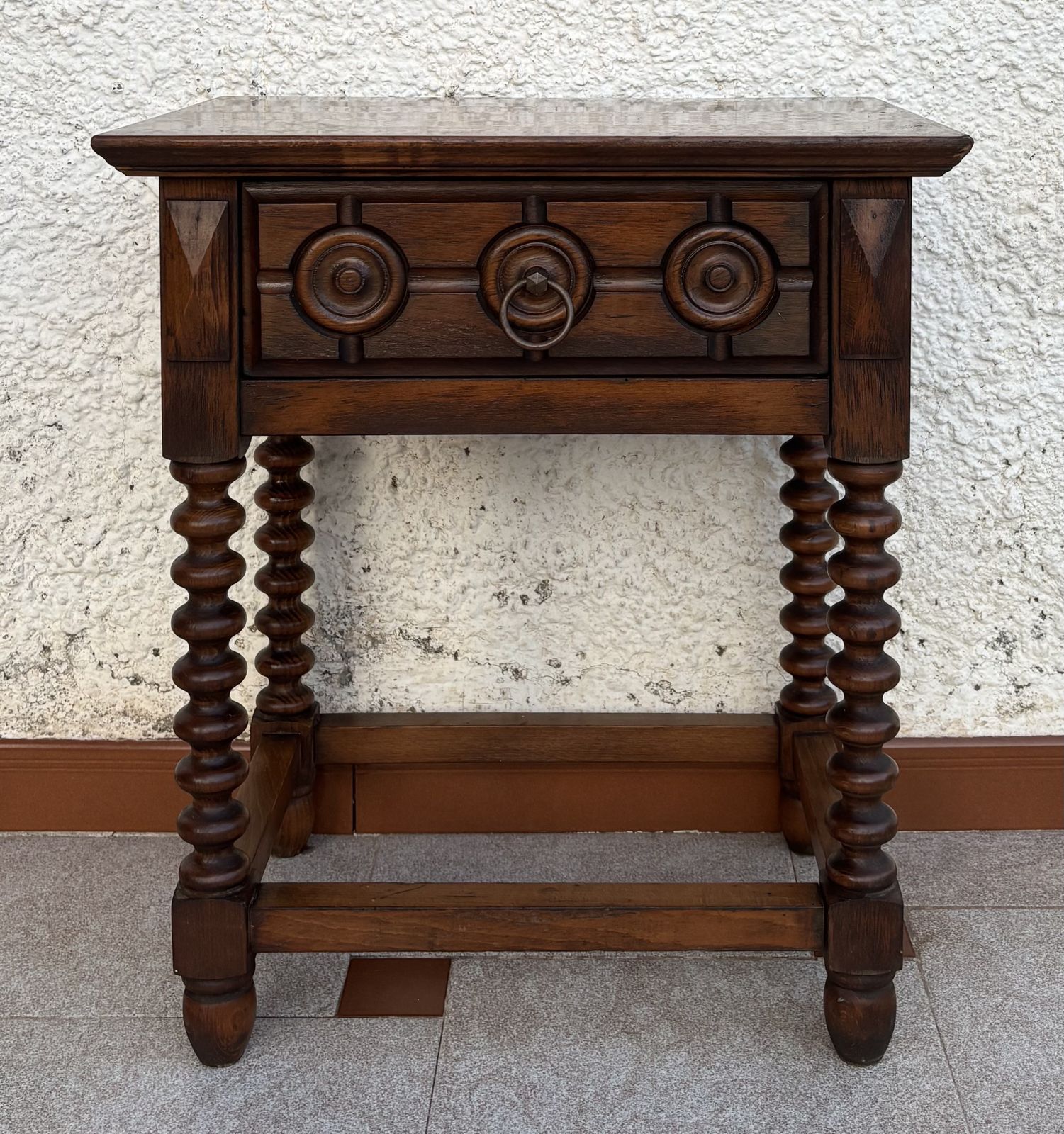Begin 20e eeuw Spaanse gesneden houten bijzettafel of nachtkastje met één lade photo furniture
