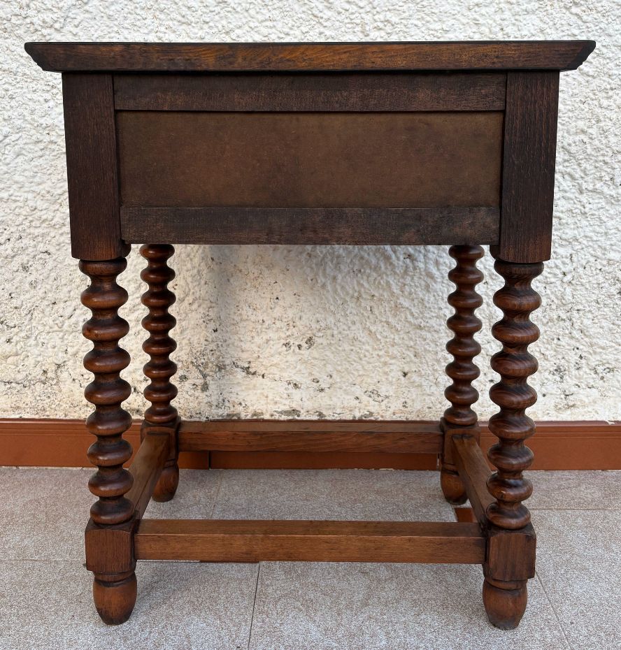 photo furniture Begin 20e eeuw Spaanse gesneden houten bijzettafel of nachtkastje met één lade