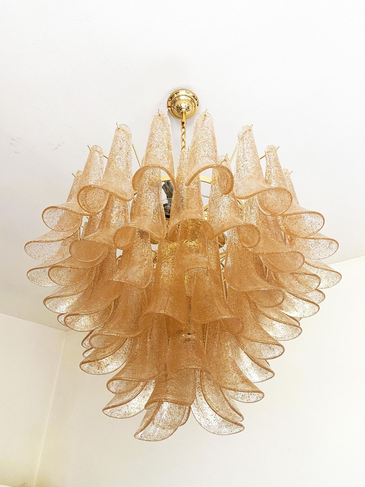 Contemporary Clear And Gold “Petali Selle” Murano Glass Chandelier In Mazzega Style photo vinterior