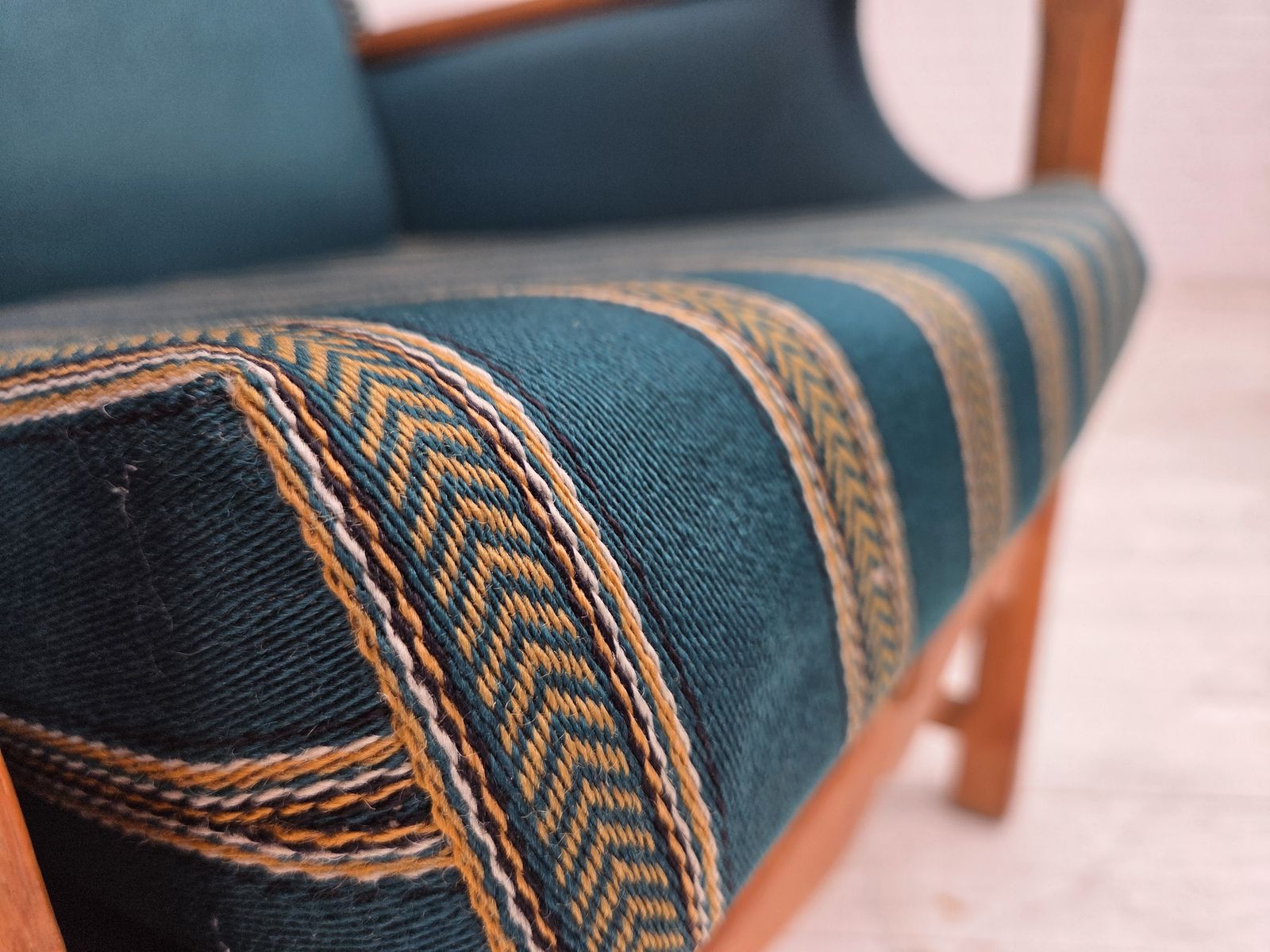 photo vintage 1970s, Danish Highback Armchair, Turkis Green Furniture Wool, Solid Oak Wood.