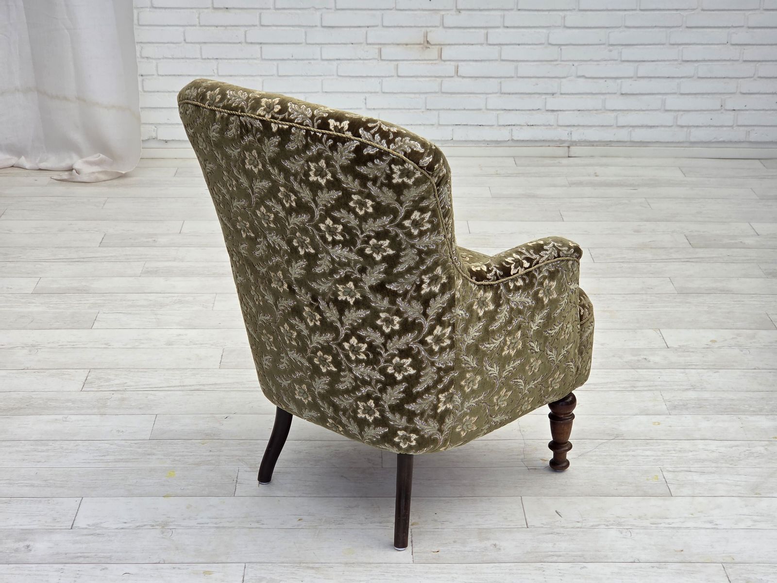 photo vinterior Jaren 1950, Deense Fauteuil, Groen Meubelvelours, Essen Houten Poten.