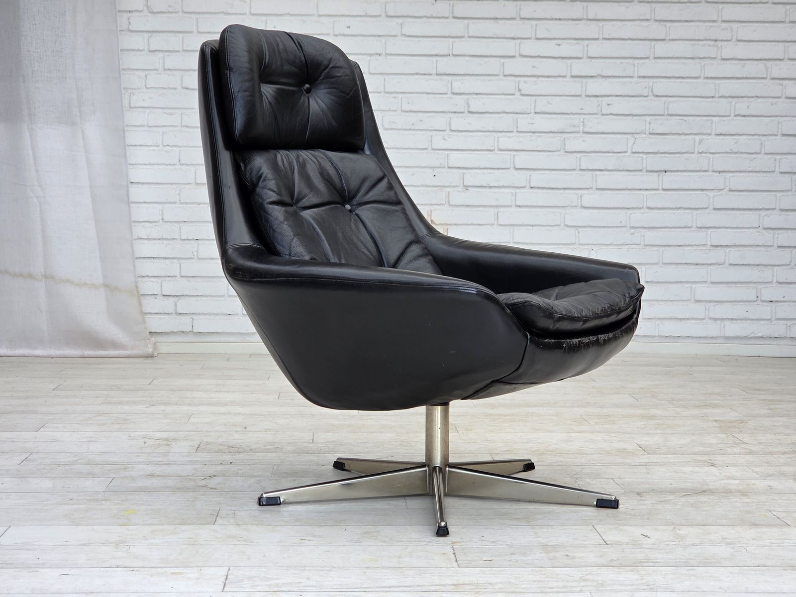 1970s, Danish Swivel Chair By H.W.Klein For Bramin Møbler, Furniture Leather. photo for sale