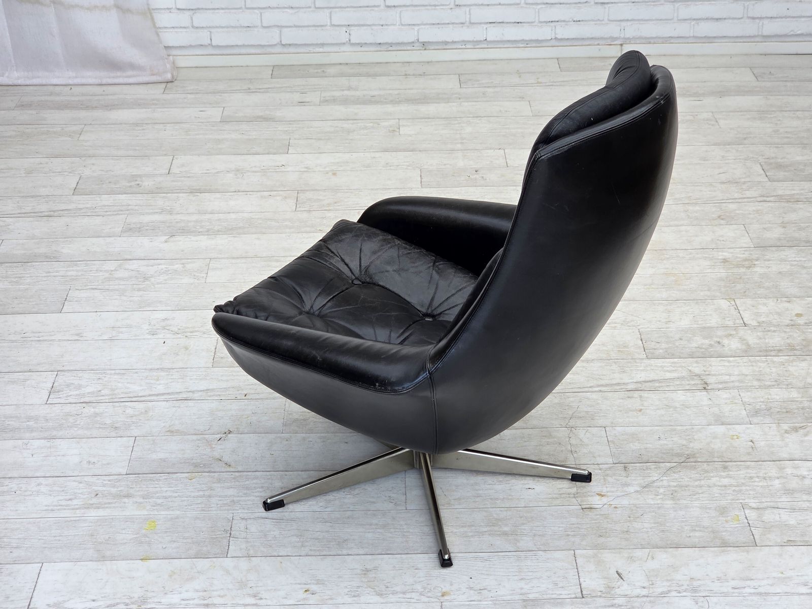 photo vintage 1970s, Danish Swivel Chair By H.W.Klein For Bramin Møbler, Furniture Leather.