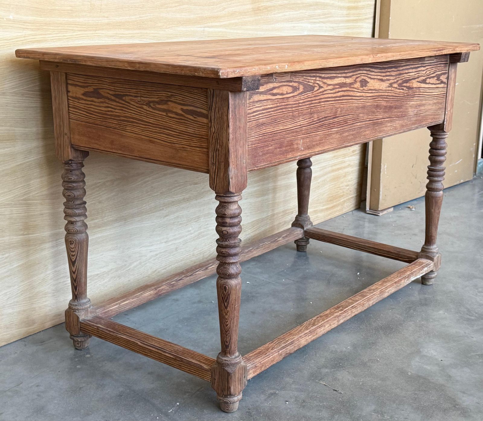 Table de réfectoire, de travail ou de cuisine française du début du XIXe siècle, à deux tiroirs photo Mobilier
