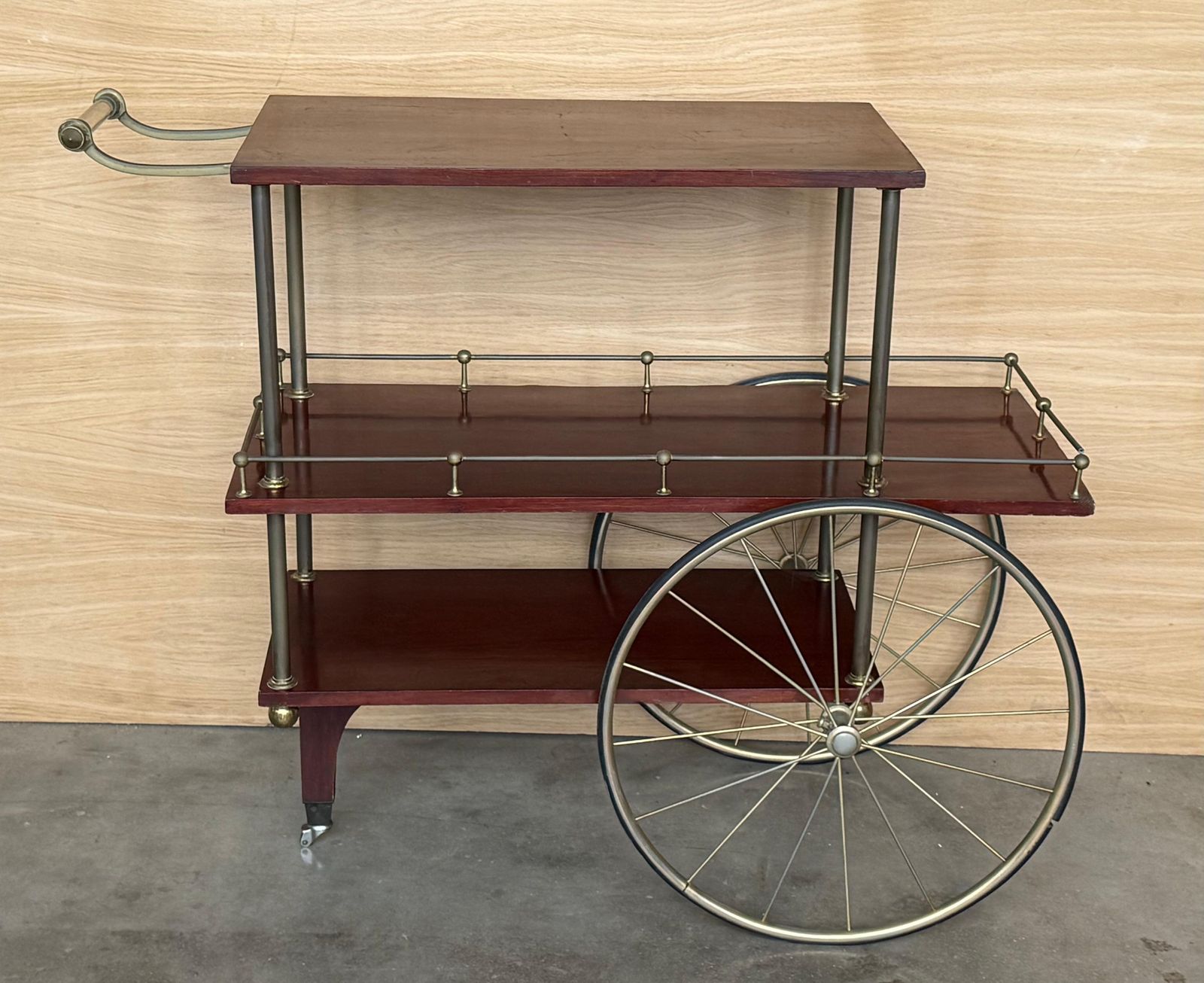 Chariot de bar mid-century en acajou et laiton, Italie, années 1960 - trois niveaux photo for sale