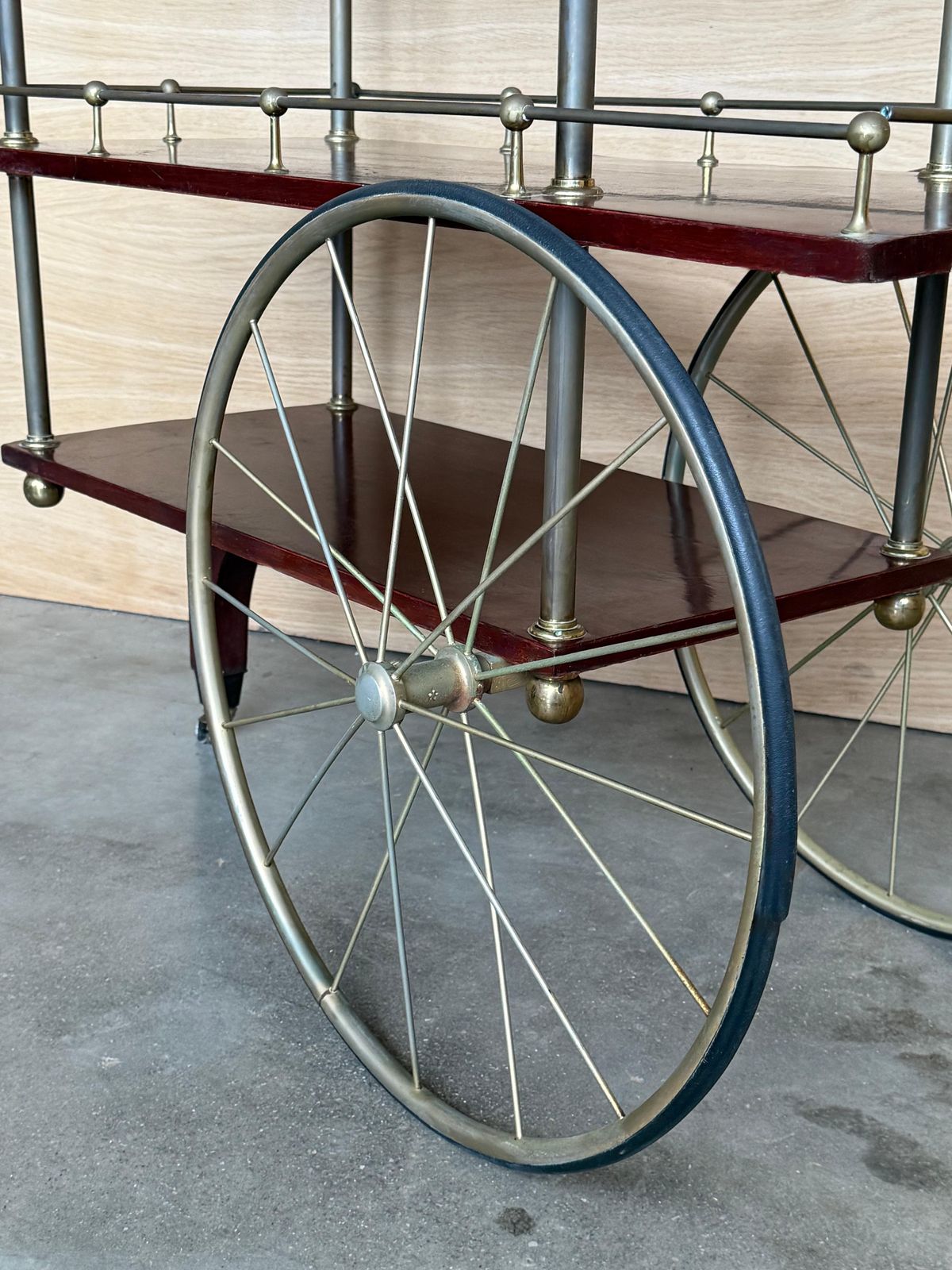 photo vintage Chariot de bar mid-century en acajou et laiton, Italie, années 1960 - trois niveaux