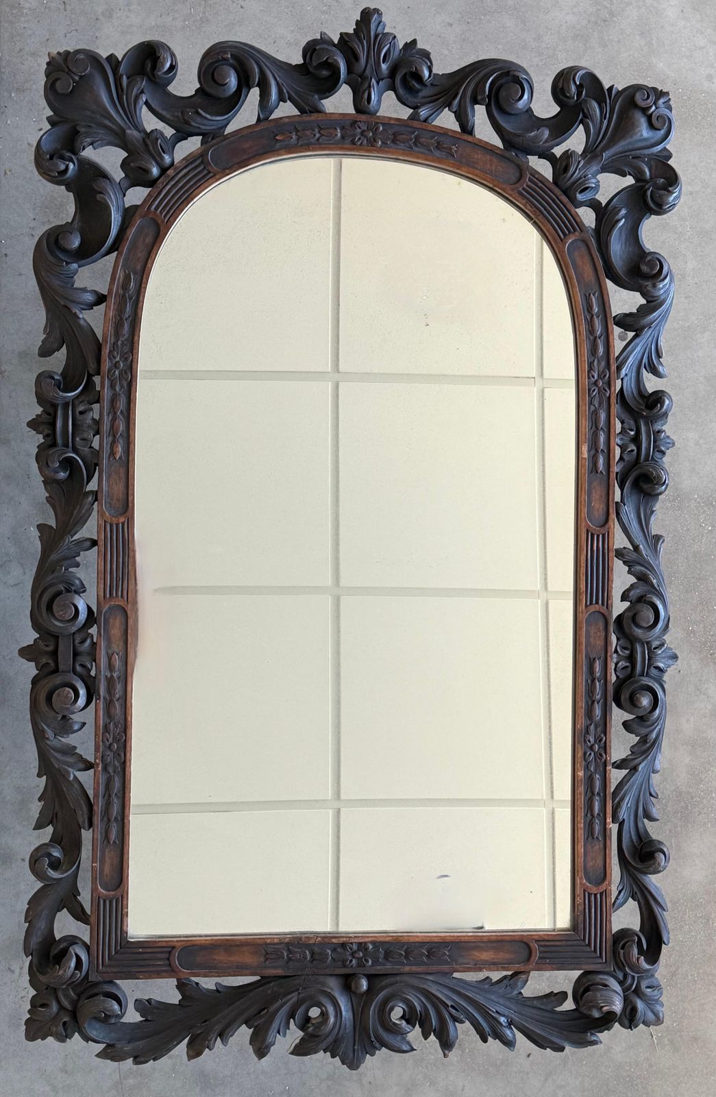 Miroir espagnol de style Forêt-Noire sculpté à motifs floraux, début du XXe siècle photo for sale