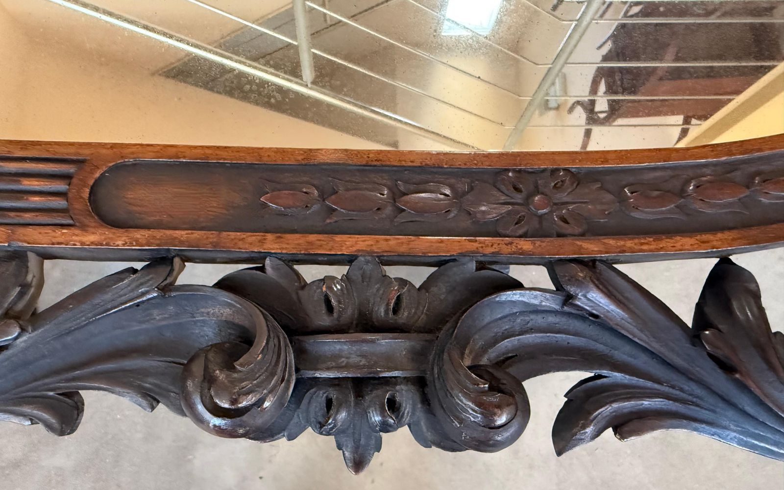 Miroir espagnol de style Forêt-Noire sculpté à motifs floraux, début du XXe siècle photo vintage