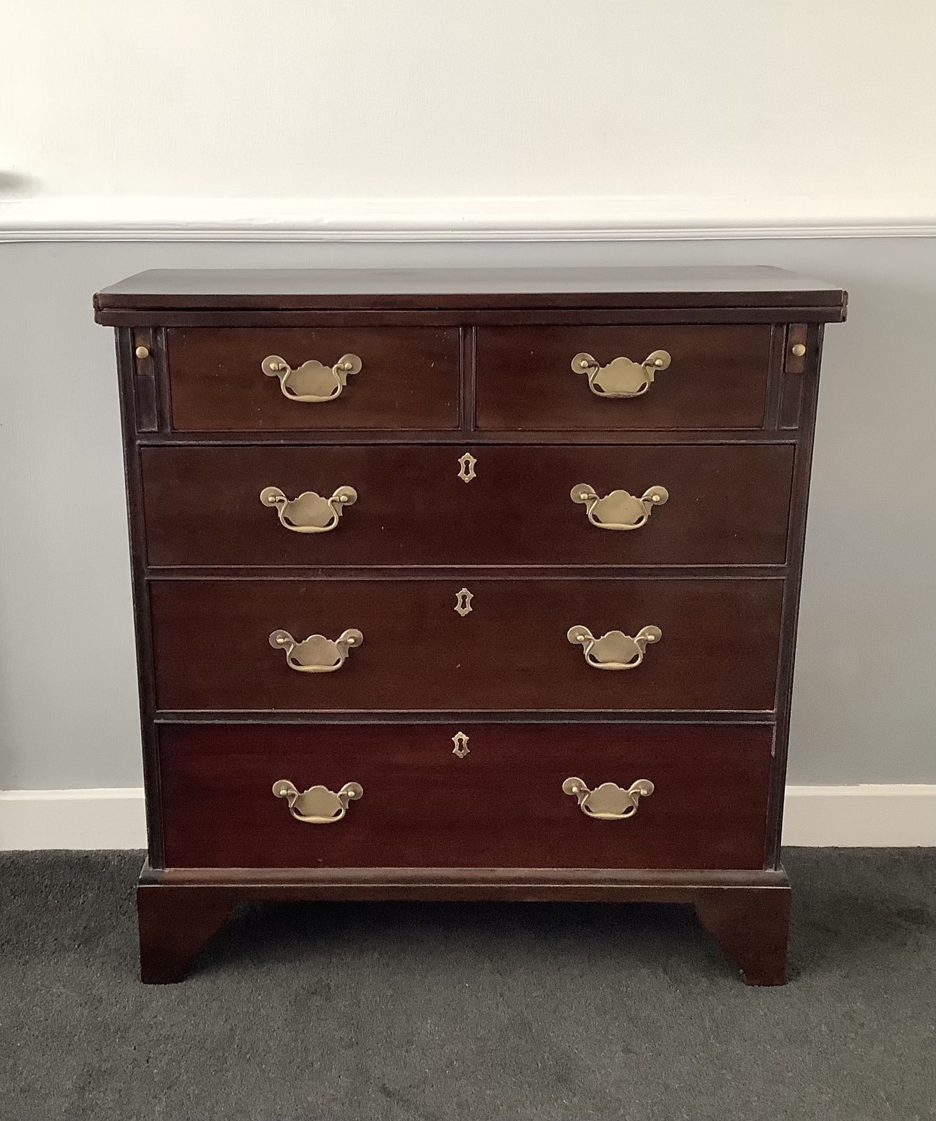 Mahogany Bachelors Chest Of 2 Over 3 Drawers In The Georgian Style.