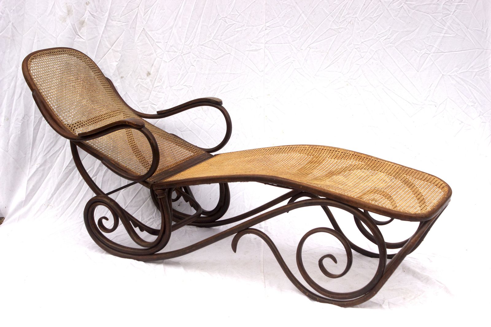 Antique Thonet Bentwood Reclining Daybed, Vienna Ca. 1900 – Adjustable Beechwood Lounge With Wicker Seat photo Furniture