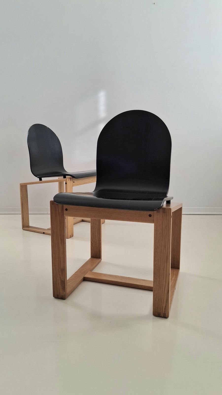 photo vintage 70s Italian Minimalist Bentwood Chairs, Ash And Ebonised 1 Of 2