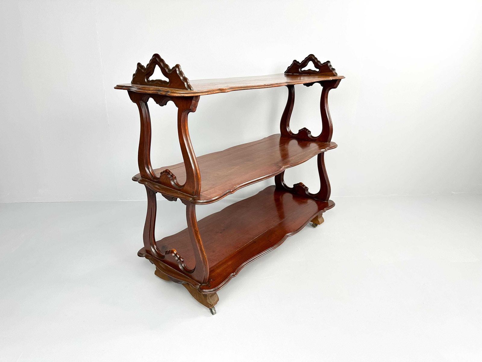 Antique Mahogany Veneer 3 Tier étagère On Wheels – 19th Century