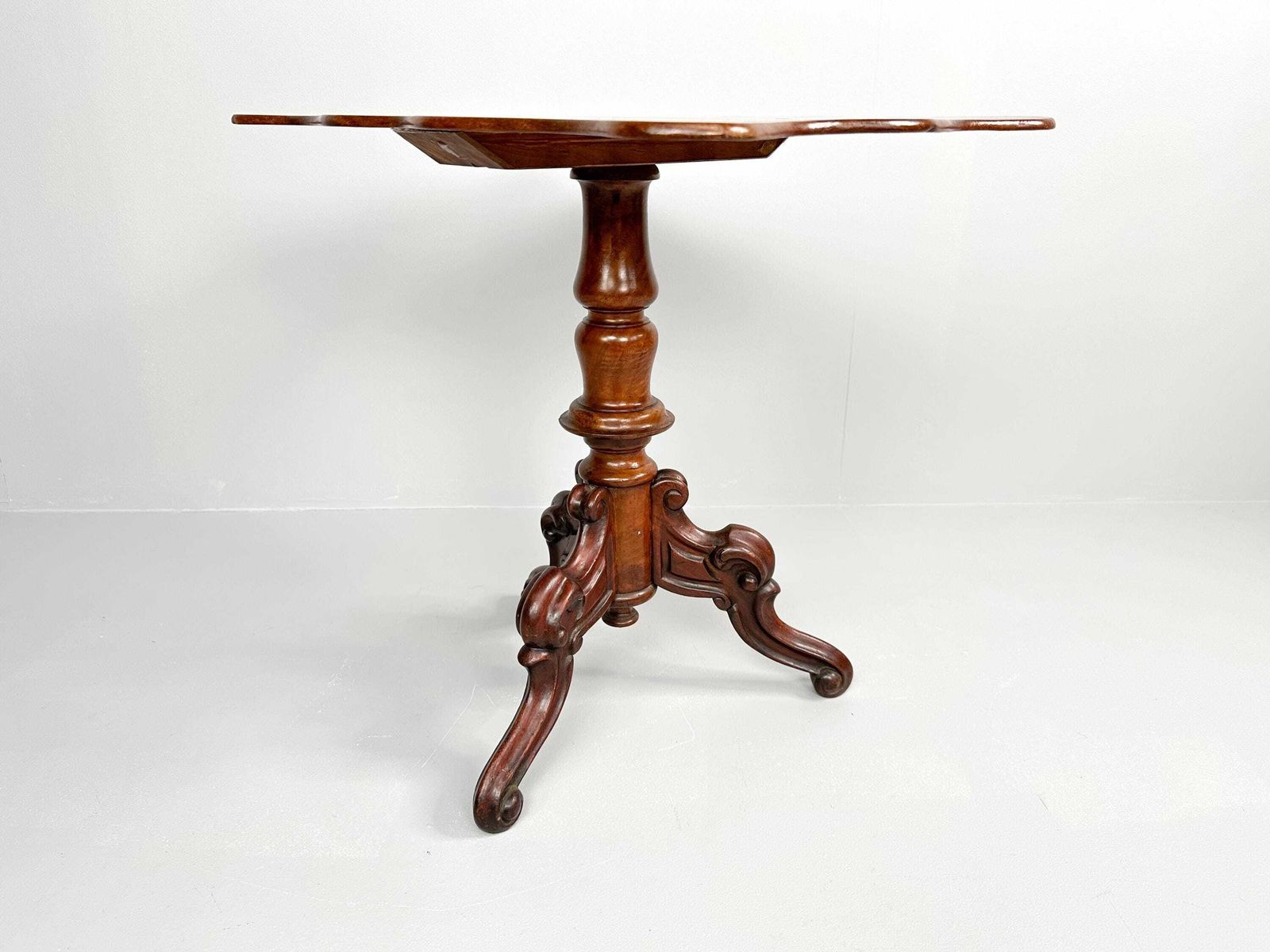 photo furniture Antique Mahogany Pedestal Table With Contoured Top