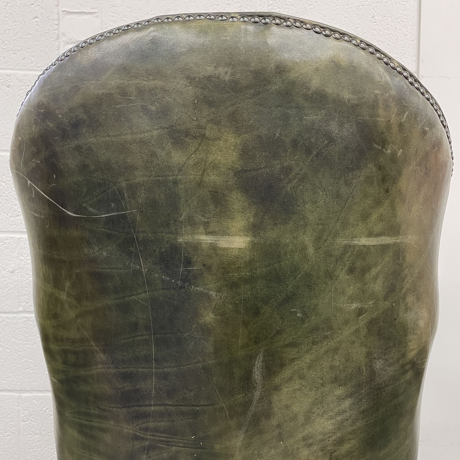 photo vinterior Georgian Style Dark Green Leather Buttoned Armchair