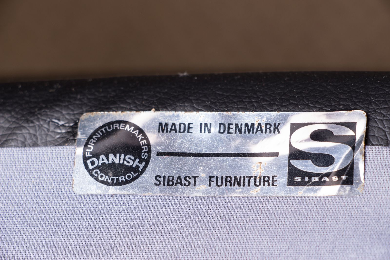 Ensemble de 6 chaises danoises en teck et skaï neuf, modèle 418, par Arne Vodder pour Sibast, 1960. photo for sale