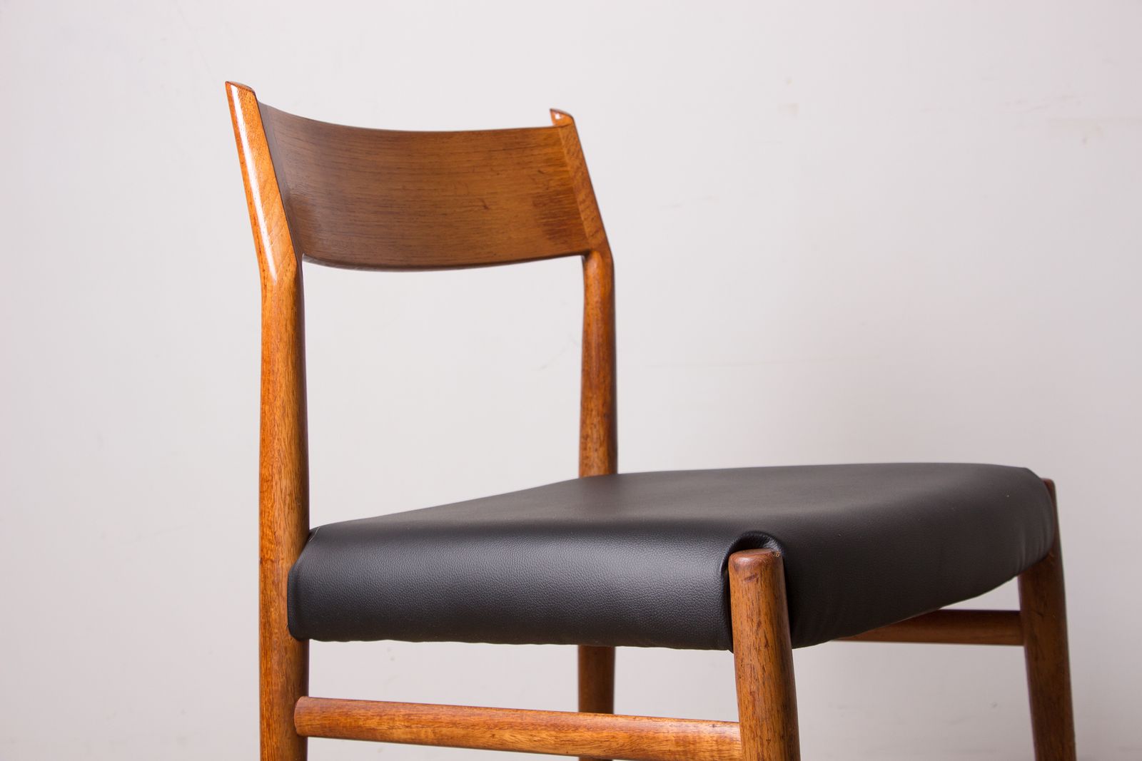 Mobilier Ensemble de 6 chaises danoises en teck et skaï neuf, modèle 418, par Arne Vodder pour Sibast, 1960. photo