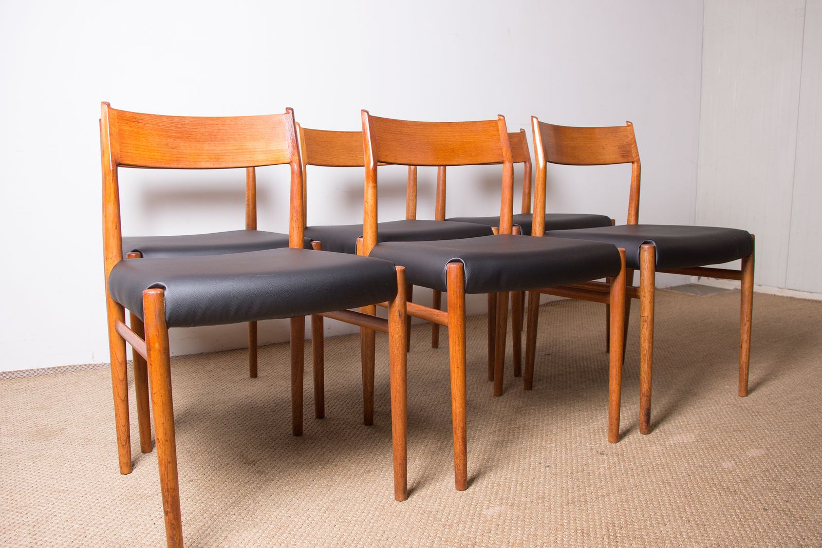 photo vintage Set Of 6 Danish Chairs In Teak And New Skai, Model 418 By Arne Vodder For Sibast 1960.