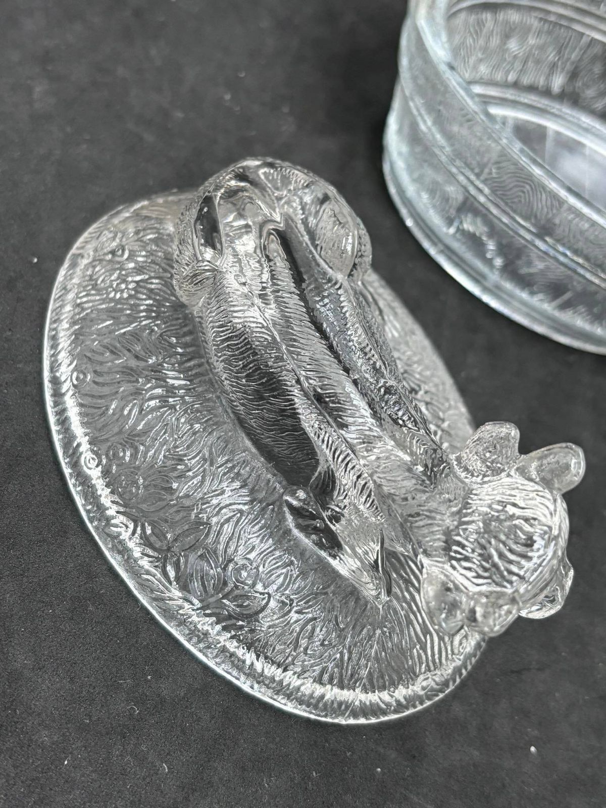 Botervloot Van Geperst Glas Met Koeiendeksel – Vintage Keukendecoratie photo vinterior