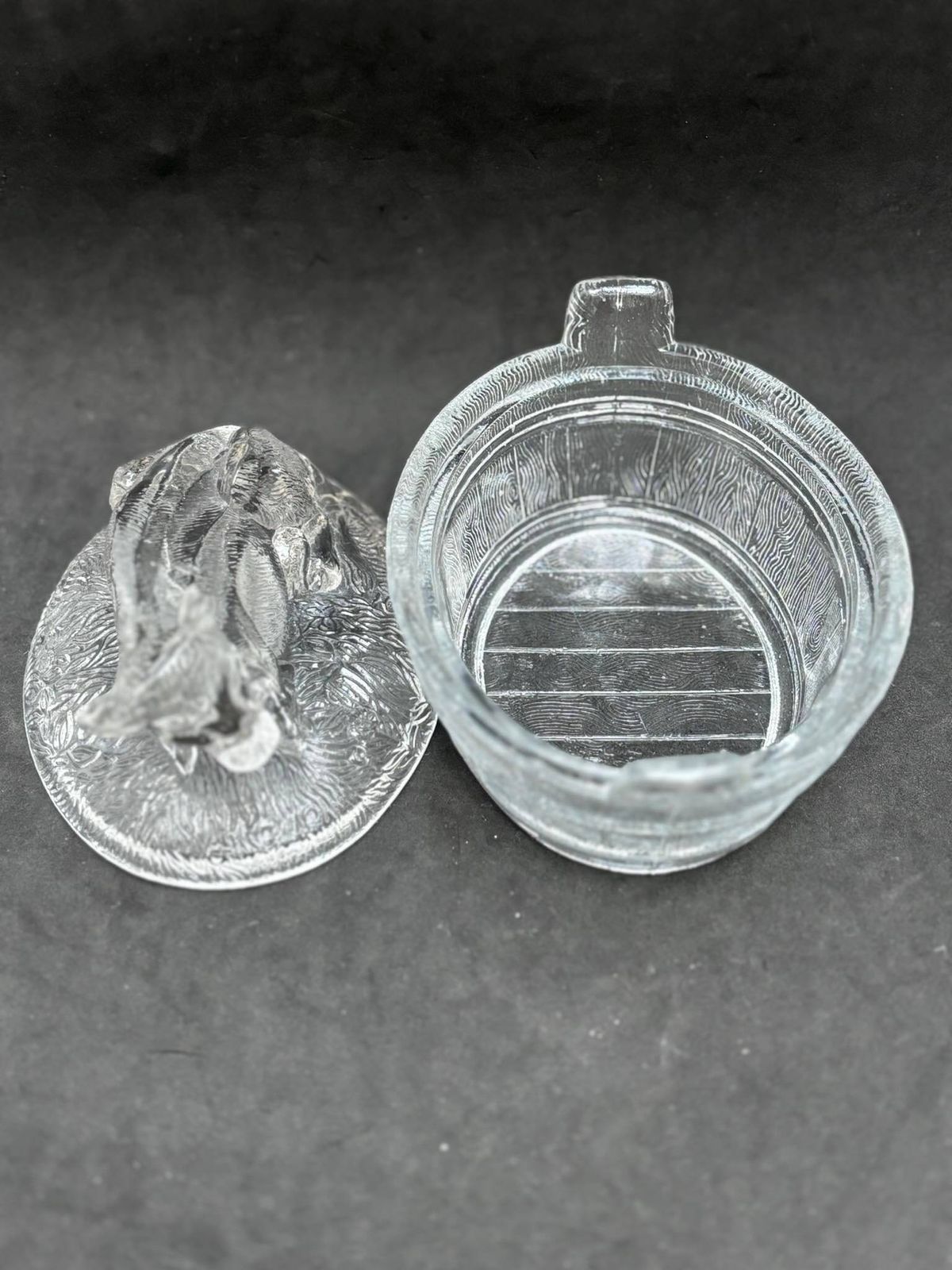 photo for sale Botervloot Van Geperst Glas Met Koeiendeksel – Vintage Keukendecoratie