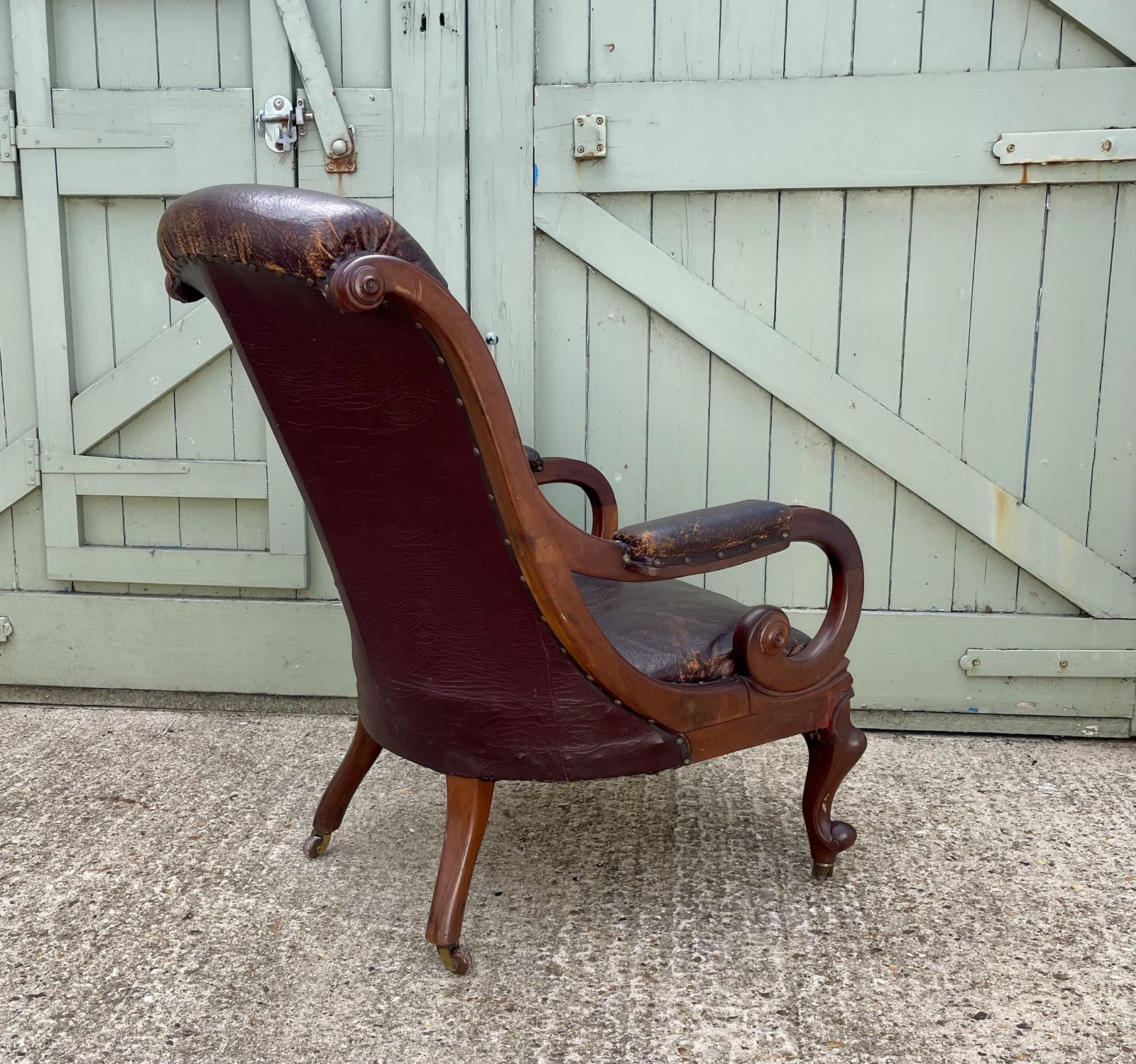 photo furniture 19th Century Burgundy Leather Club Chair