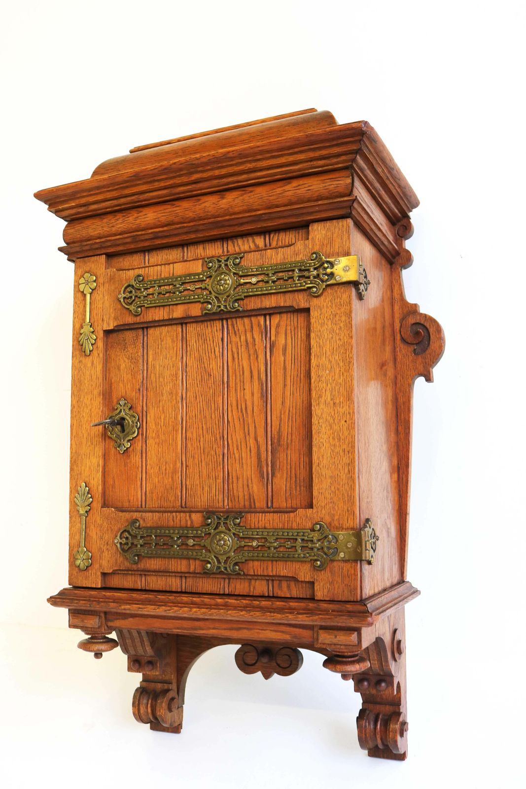 Antiek Arts And Crafts Handgesneden Klein Wandkastje Europees Eiken Messing, Jaren 1900 photo furniture