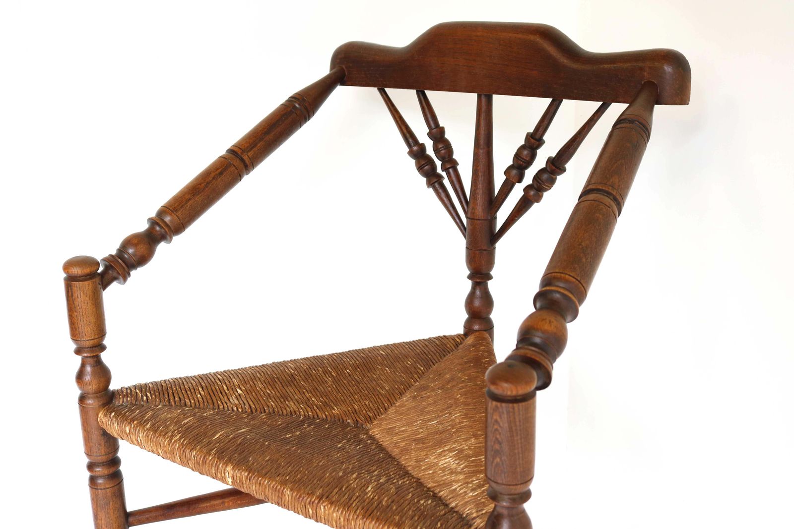 photo buy Antieke Edwardiaanse Stijl Driehoekige Hoekstoel Met Biezen Zitting – Breierstoel Ca. 1900