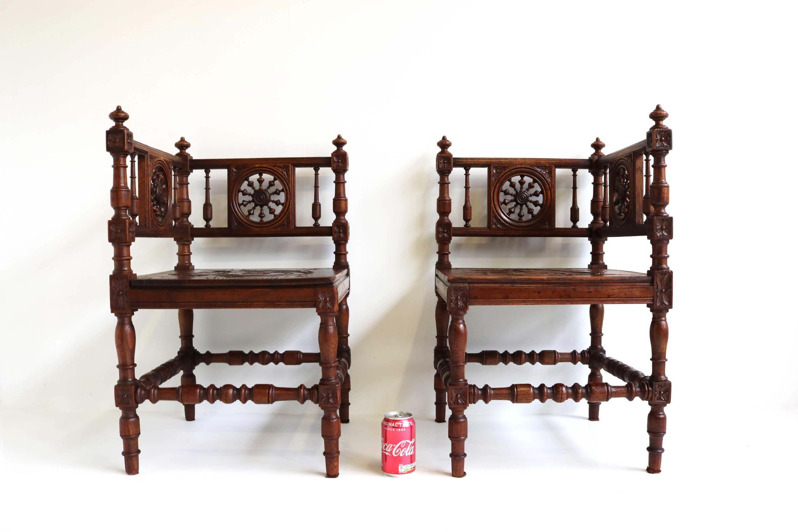 photo buy Set Antieke 19e Eeuwse Franse Hoekstoelen – Breton Bretagne Renaissance Eiken