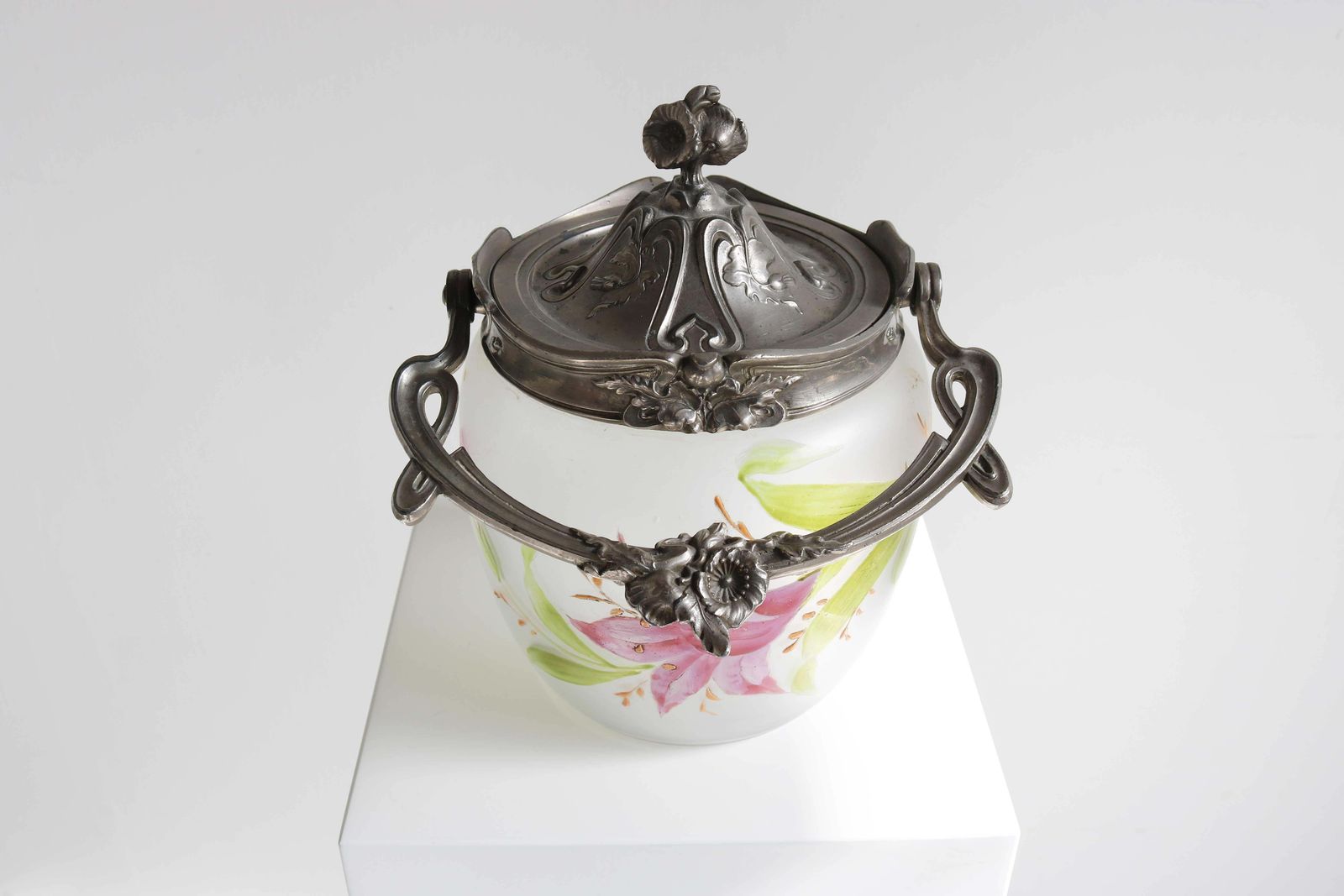 Antiek Floraal Handgeschilderd Geëmailleerd Glazen Biscuitblik, Art Nouveau, Frankrijk photo vinterior