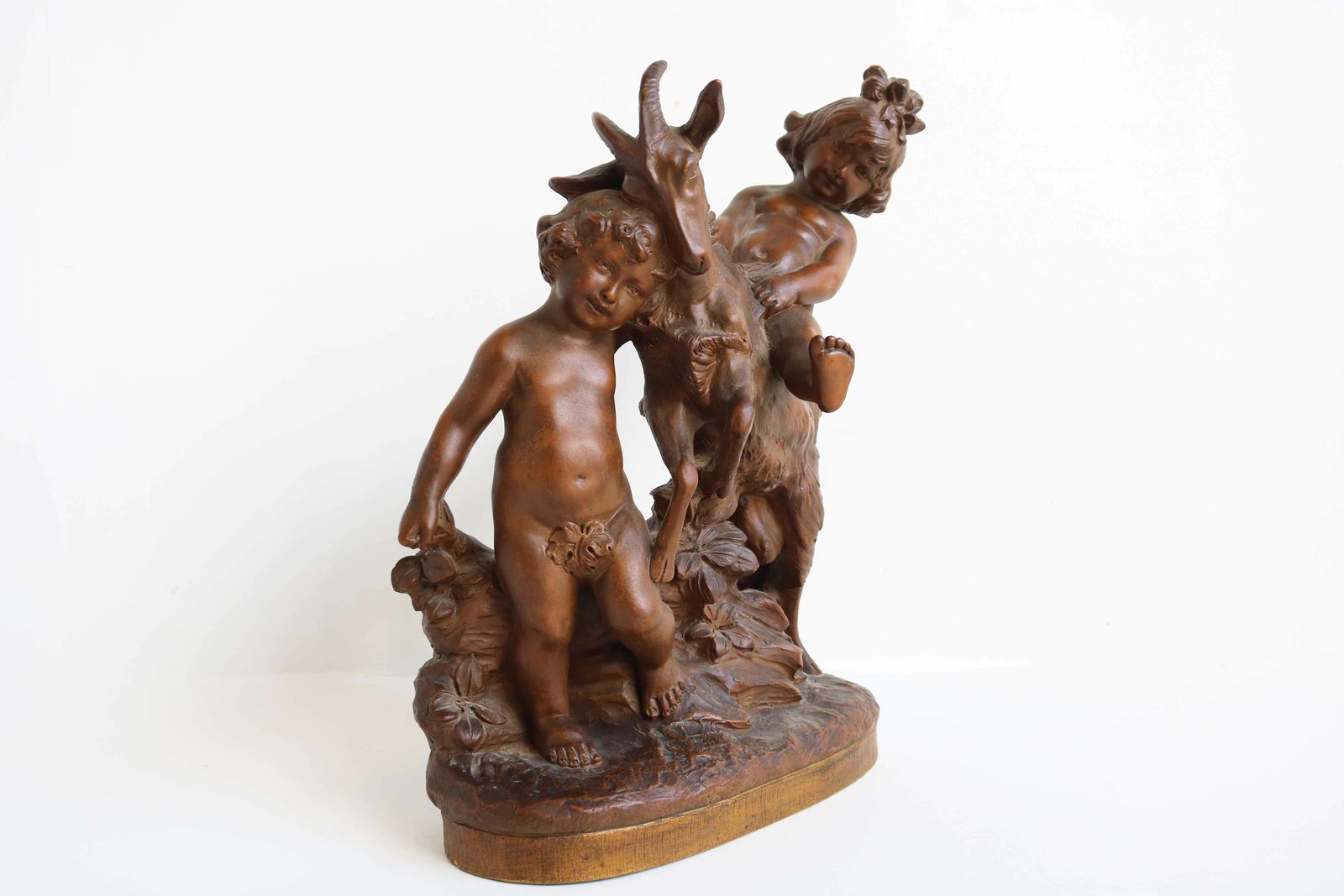 Terracotta Sculptuur Jongen En Meisje Spelend Met Geit, Naar Pietro Balestra, Begin 20e Eeuw photo vintage