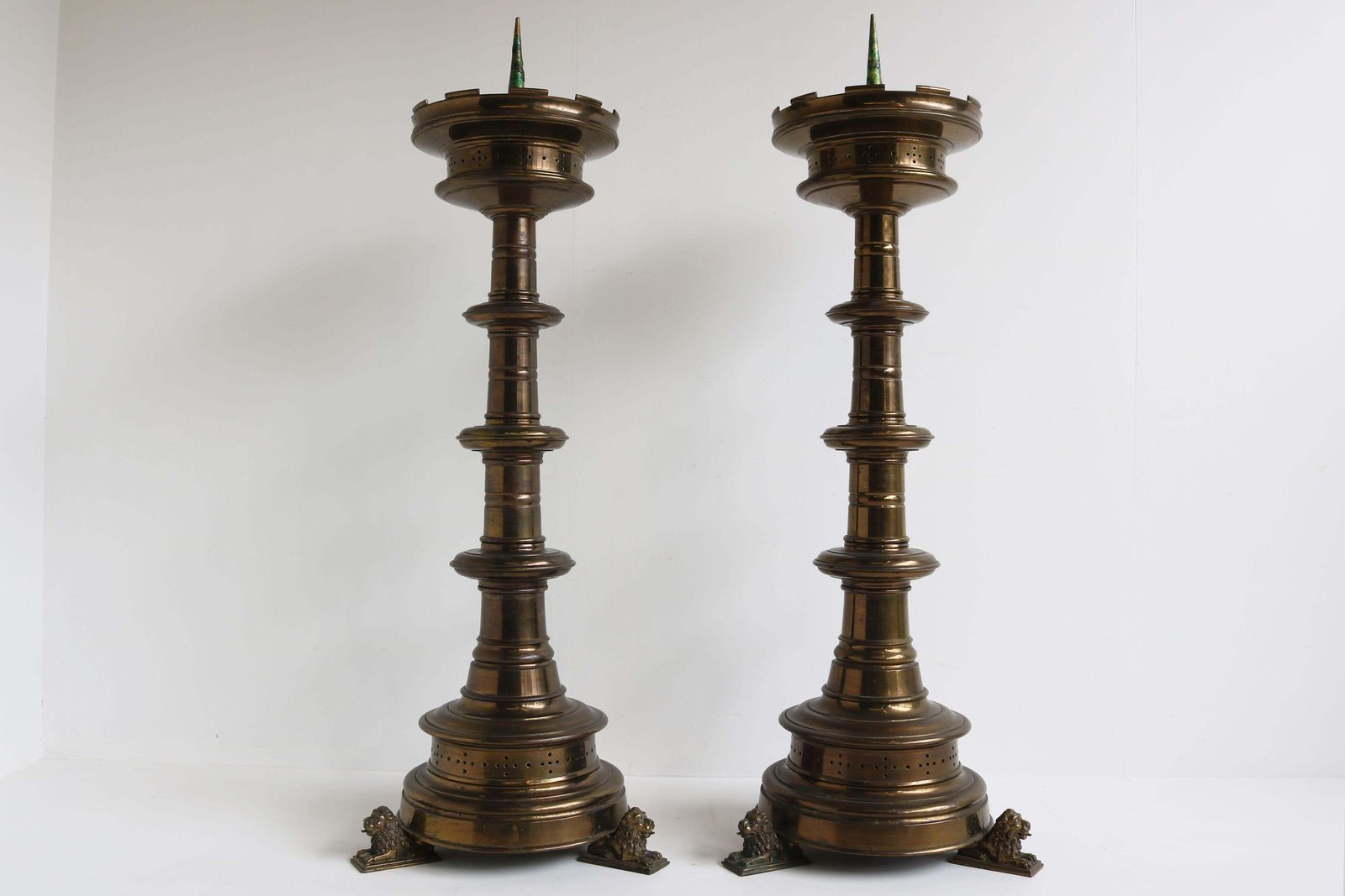 Paar Grote Vergulde Bronzen Gotische Kerkkandelaars Met Leeuwen – Gothic Revival photo 3914.0