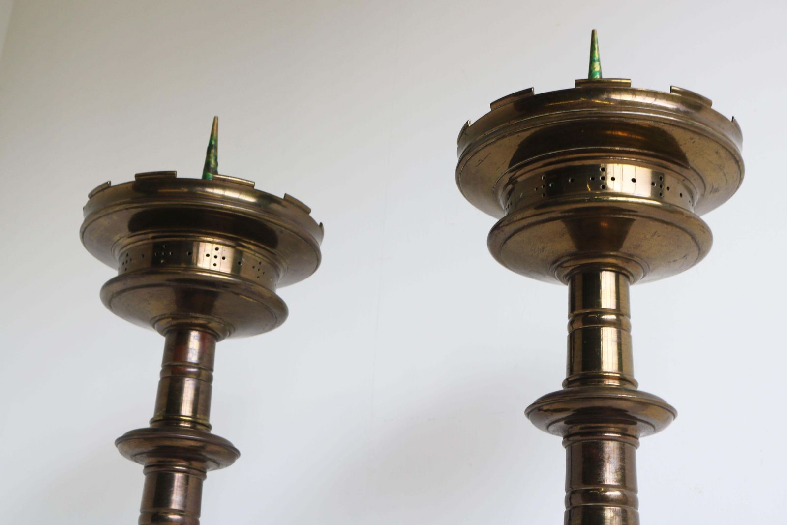 photo furniture Paar Grote Vergulde Bronzen Gotische Kerkkandelaars Met Leeuwen – Gothic Revival