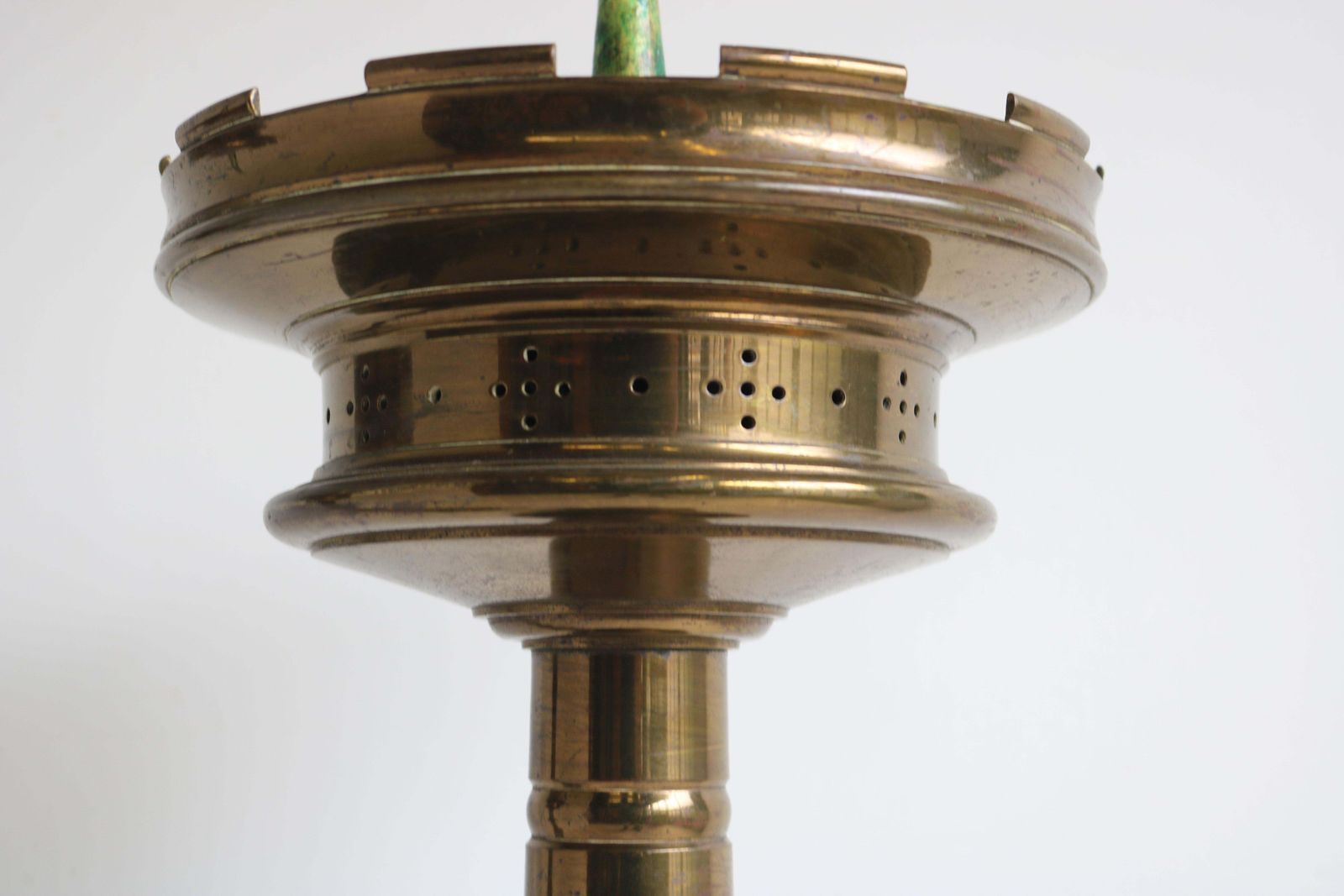 photo for sale Paar Grote Vergulde Bronzen Gotische Kerkkandelaars Met Leeuwen – Gothic Revival