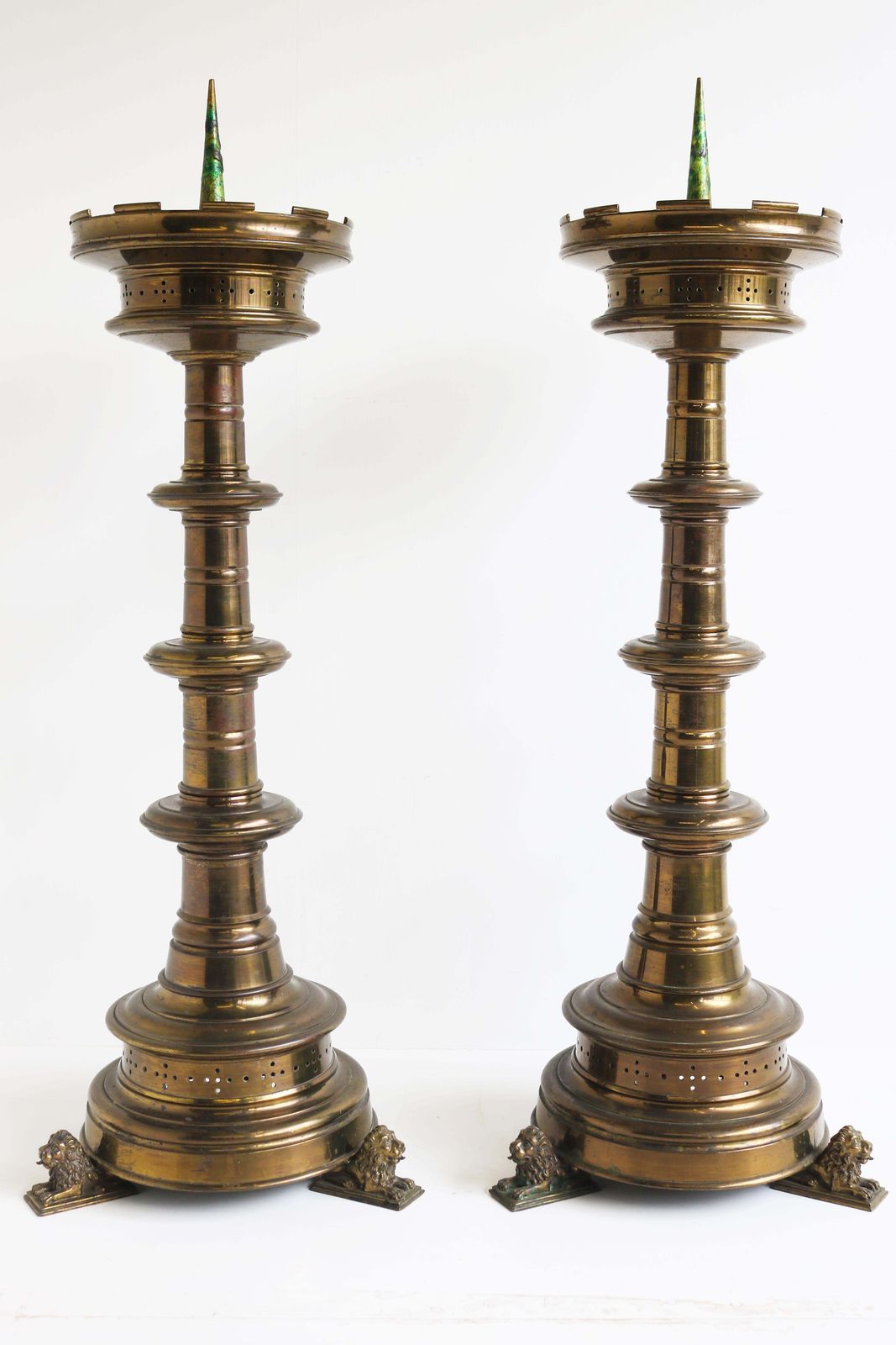 photo vinterior Paar Grote Vergulde Bronzen Gotische Kerkkandelaars Met Leeuwen – Gothic Revival